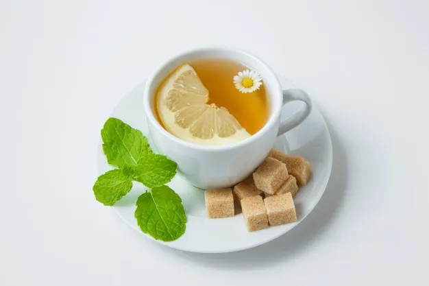 Белый и зеленый чаи – отличные источники природных антиоксидантов, замедляющих старение кожи. Содержащийся в лимоне витамин C улучшает их всасывание в организм