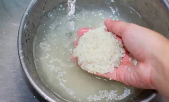 Для начала тщательно промываем рис под проточной водой, пока она не станет прозрачной.