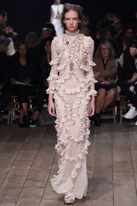 Модель в платье с рюшами от Alexander McQueen