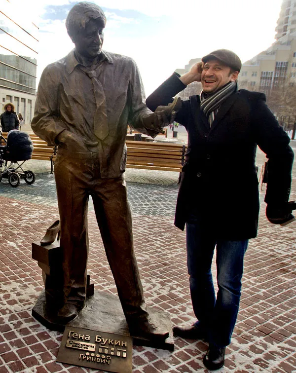 Виктор горд, что в родном Екатеринбурге поставили памятник его герою. Бронзовая копия выше «оригинала» на 7 см