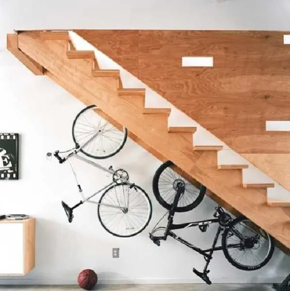 Под лестницей можно поставить велосипеды или коляску
