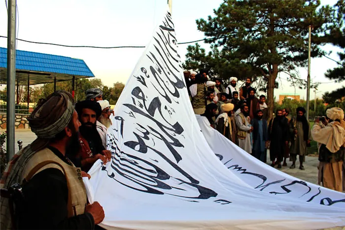 Талибы пообещали уважать права женщин «при условии, что они будут носить чадру», а также сформировать «инклюзивное исламское правительство»