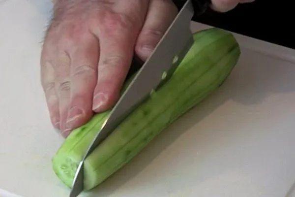 Как порезать огурец соломкой пошагово. Фото
