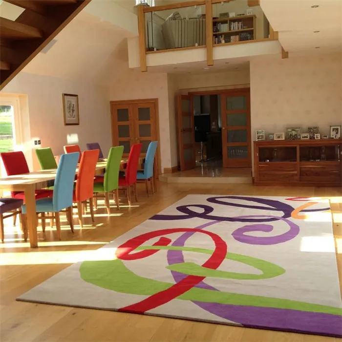Габаритные ковры с эксцентричным рисунком могут хорошо гармонировать только с объемной комнатой
