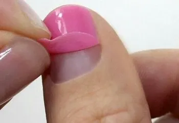 Маникюр на влажную ногтевую пластину - одна из частых причин отслоения геля-лака