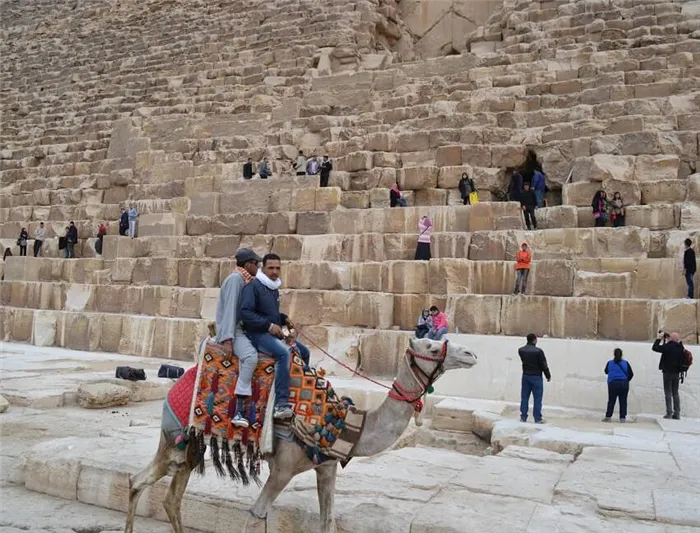 Туристы возле пирамид