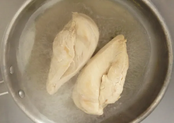 Как варить грудку курицы, чтобы была мягкой, сочной в кастрюле, мультиварке, микроволновке