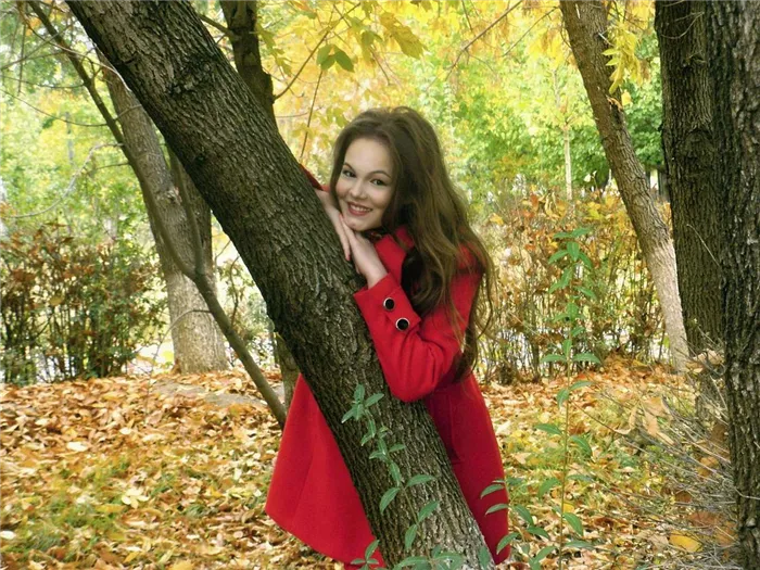 Девушка в красном пальто на природе