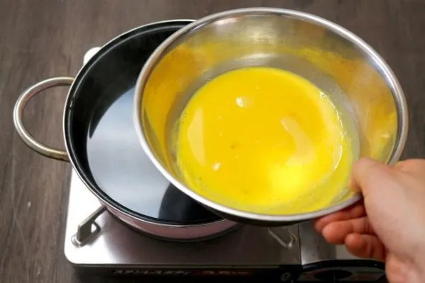 Как взбить яйца без миксера в густую пену
