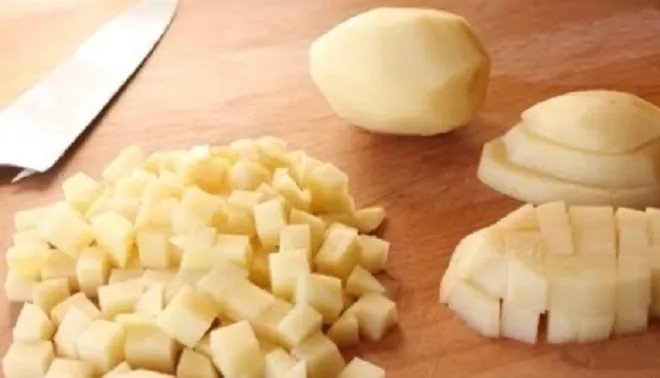 нарезать картошку кубиками
