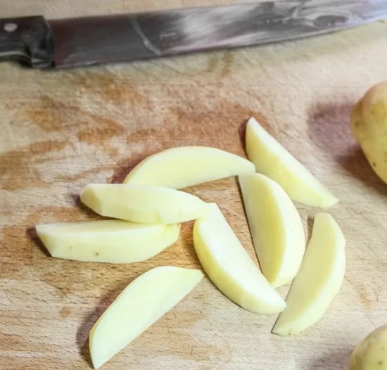 Ополосните картошку в миске с водой