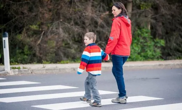 Безопасность на дороге - 12 правил, которым родители должны научить детей