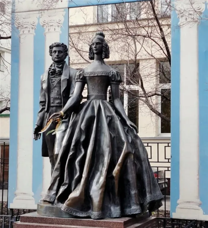 Памятник Наталье Гончаровой и Александру Пушкину