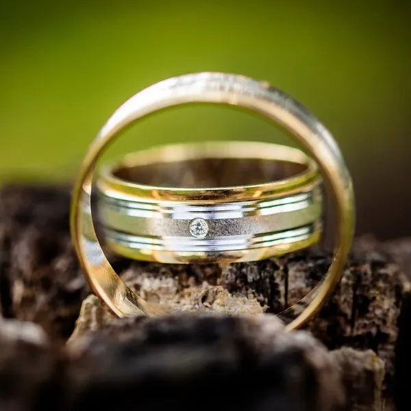 кольцо из белого и желтого золота на помолвку