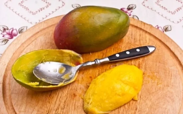 Как разрезать манго с косточкой правильно пополам, кубиками, квадратиками, дольками. Инструкция