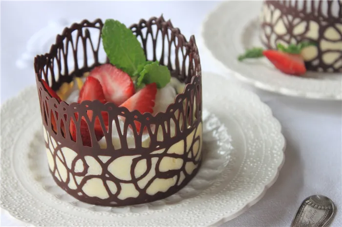Десерт, украшенный шоколадным кружевом
