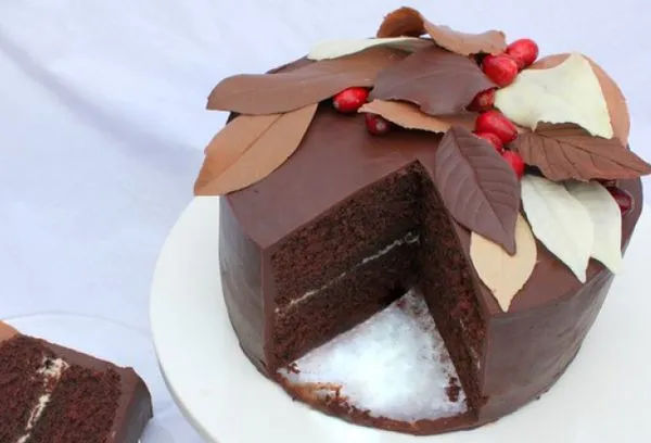 Шоколадные листья на торте