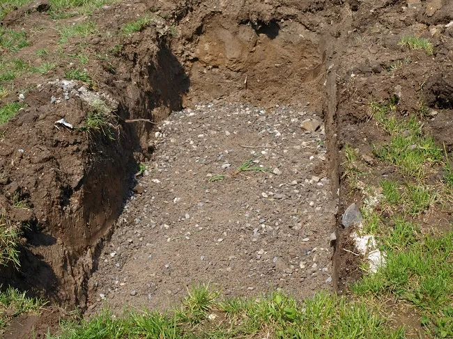 компостная яма в земле