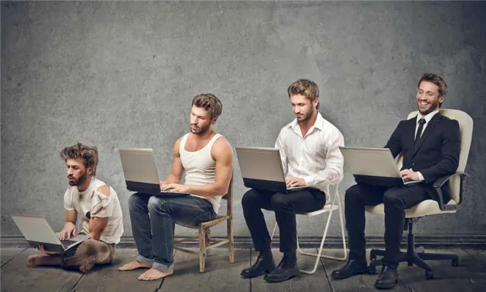 Четверо мужчин с компьютером - явно разного уровня