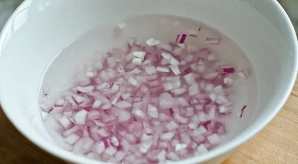 Как сделать лук не горьким для салата кипятком без уксуса, с уксусом