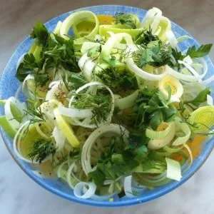 Салат из лука-порея и овощей