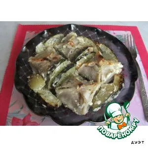 Рецепт: Манты, запечeнные с кабачками под сметанно-чесночным соусом