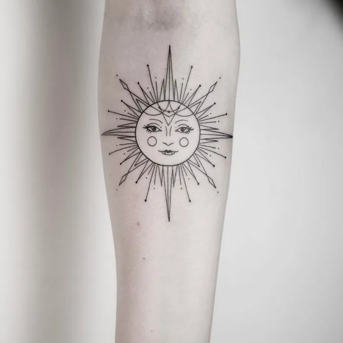 красивая татуировка солнце на руке, эскизы на руку