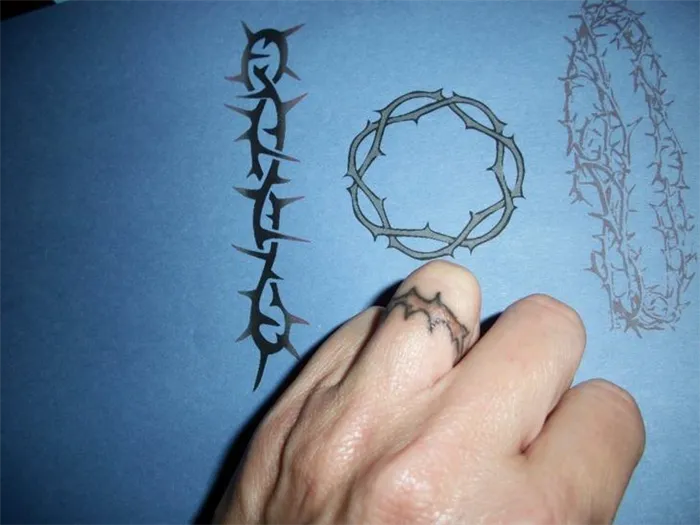 изображение колючей проволоки на пальце