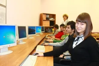 Ученики в компьютерном классе