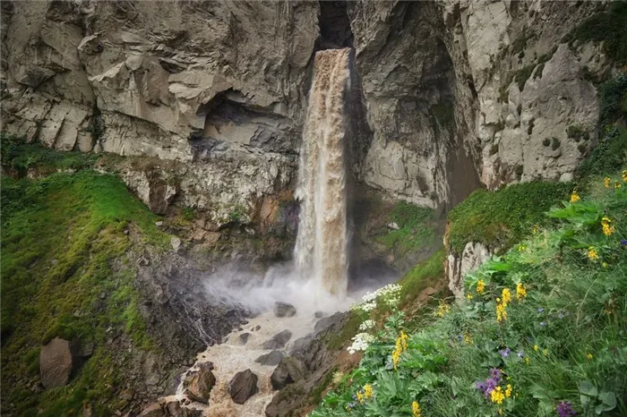 Водопад в горах