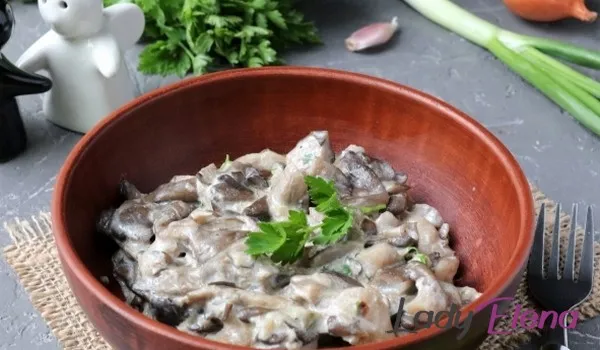 Вешенки с луком и сметаной