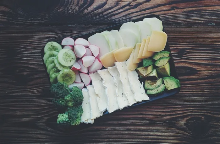 foodiesfeed.com_vegetables-cheese-plate