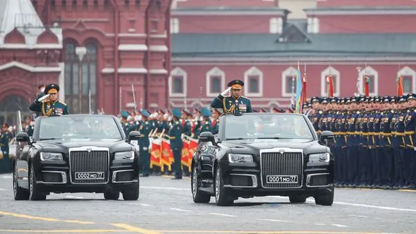 Машина из такси Нью-Йорка, Rolls-Royce и кабриолет Aurus. На каких автомобилях принимали парады Победы